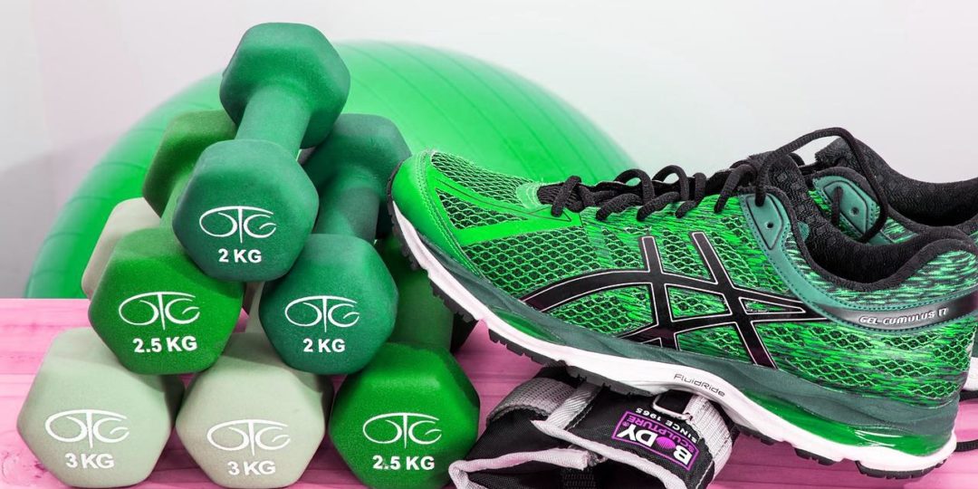 sobrepeso_zapatilla verde y pesos de gimnasio_podologos zaragoza sobrepeso_zapatilla verde y pesos de gimnasio_podologos zaragoza