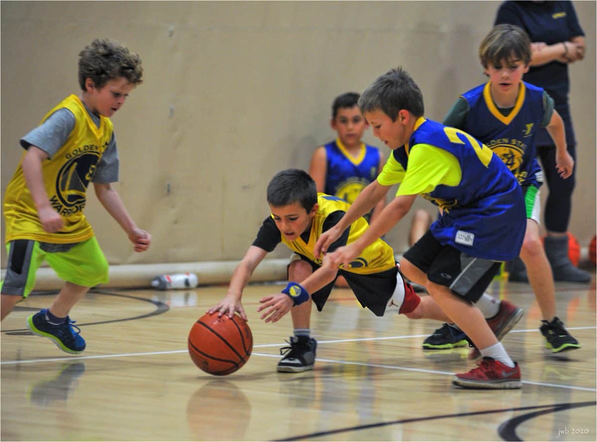 ninos-jugando-al-baloncesto_pieamarillo.com_-1200x889.jpg